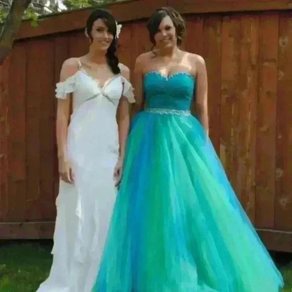 Prom dress size 6 to 8 tulle  with lace up back blue green with rhinestones - Picture 4 of 4
